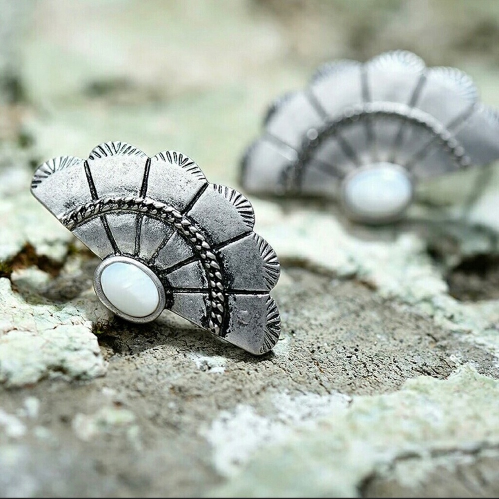 Fan stud earrings